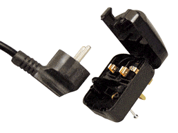 Adapter Euro Schuko EF auf Typ G (UK), geerdet, 13 Ampere abgesichert, weiss (SCP3). Animation.