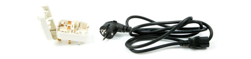 Adapter SCP3 Euro Schuko Stecker EF auf Typ G Stecker (UK), geerdet. 13 Ampere abgesichert. Verfügbar in 2 Farben (weiss + schwarz).