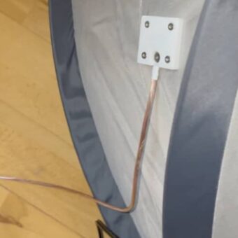 An das Abschirmzelt angeschlossene Erdung mit Magnethalterung