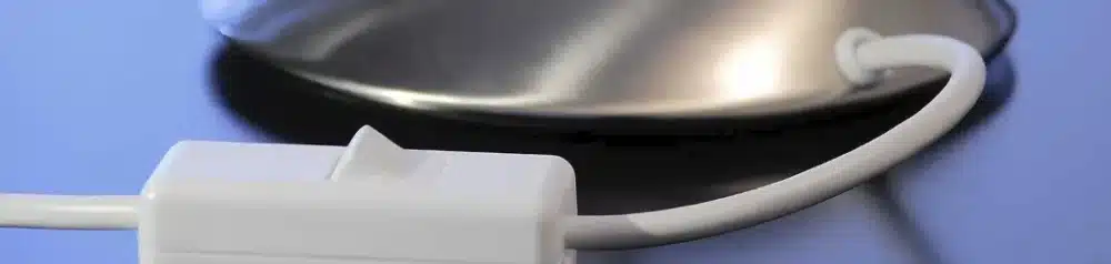 Geschirmte Lichtdusche als Tischleuchte für den Schreibtisch | handgefertigtes Opalglas | E14 Fassung
