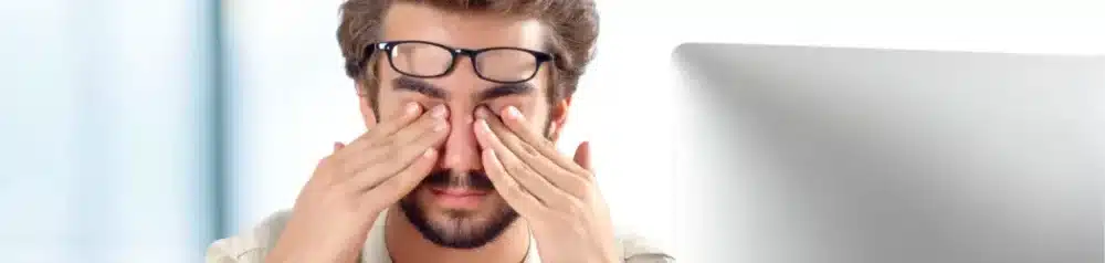 Langes Arbeiten am Computer Bildschirm strengt an - die Augen werden Müde. An die Auswirkung auf die Makula denkt dabei fast niemand.