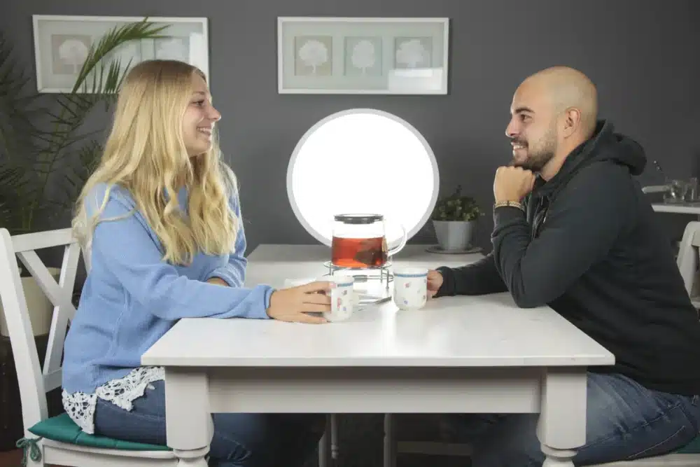 LED Wohlfühl Tageslichtlampe LENA 400 | vitalisierende Lichtdusche + Lichttherapie bei Lichtmangel | Vollspektrum Tageslicht bis zu 10.000 Lux | dimmbar | flimmerfrei | CRI über 95 | stellend und hängend anwendbar